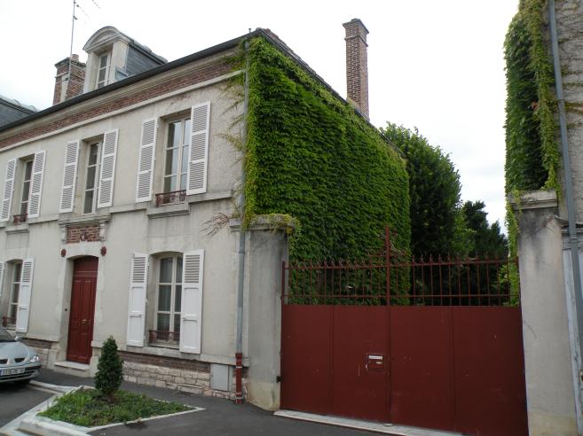  maison avec lierre, 10300